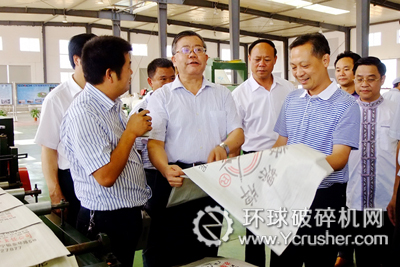 胡主席一行參觀了海螺集團生產車間