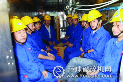志愿人員進入救生艙進行綜合防護性能試驗