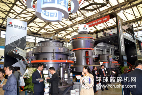 黎明重工寶馬展展示的破碎機(jī)設(shè)備