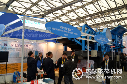 上海寶馬展客戶向萬(wàn)礦機(jī)械詢問(wèn)移動(dòng)破碎站相關(guān)