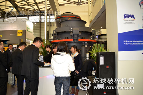 世邦機(jī)器展位前來咨詢的參觀者