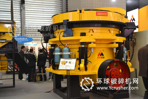 東蒙機械2012寶馬展上展出的液壓圓錐破碎機設(shè)備