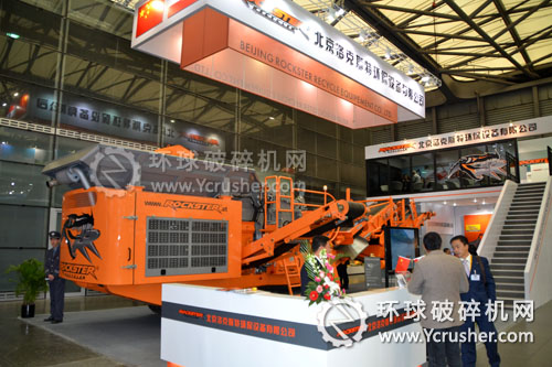 上海寶馬展現(xiàn)場(chǎng)客戶(hù)同北京洛克色特工作人員交談