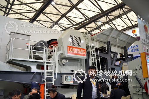 上海龍陽機械展示的移動破碎站設(shè)備