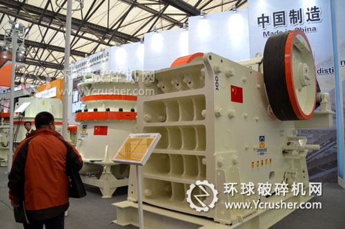 長虹路橋展示的ＣＪ顎式破碎機設(shè)備