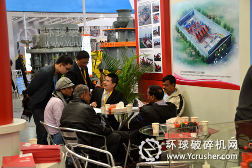 參展客戶詢問大宏立破碎機設(shè)備