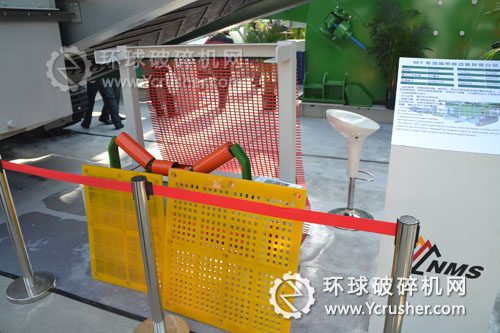 南昌礦機(jī)在2012寶馬展上展示的聚氨酯篩網(wǎng)等配件