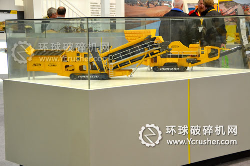 斯泰克（STRIKER）展示的JM1310履帶移動式顎式破碎機設(shè)備和SC207履帶移動式振動篩分設(shè)備