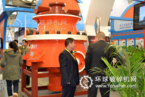 成都大宏立機器寶馬展上展示的單缸液壓圓錐式破碎機設(shè)備