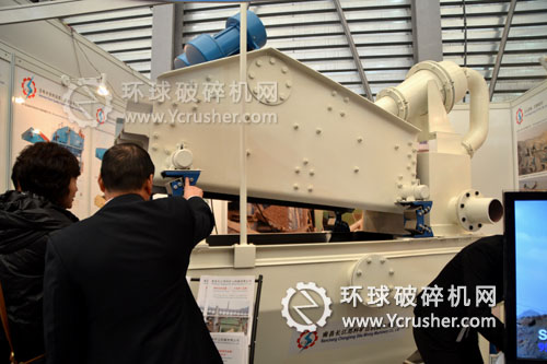 長江思科礦山機(jī)械寶馬展上為客戶介紹細(xì)砂回收裝置