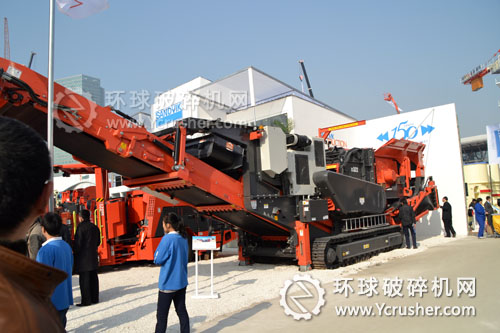 山特維克在2012上海寶馬展上展示的履帶式移動(dòng)破碎站設(shè)備