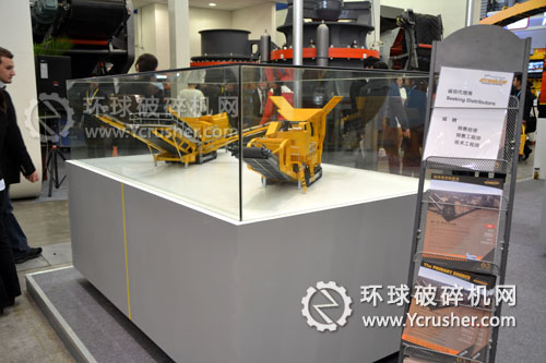 斯泰克（STRIKER）展示的JM1310履帶移動式顎式破碎機設(shè)備和SC207履帶移動式振動篩分設(shè)備