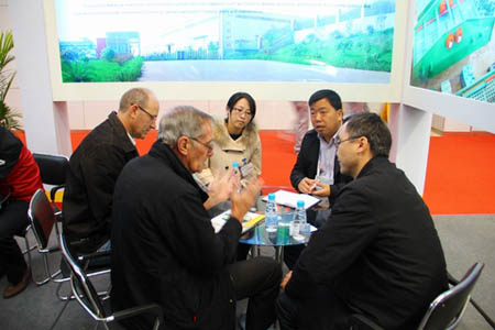 南昌礦機(jī)董事長李順山與外賓親切交流