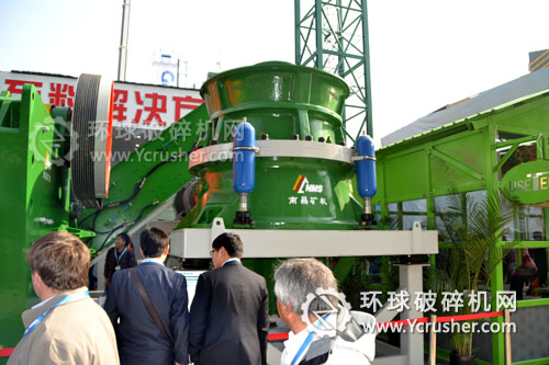 南昌礦機(jī)在2012寶馬展上展示的CC系列圓錐式破碎機(jī)設(shè)備