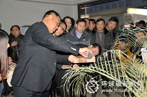 與會(huì)領(lǐng)導(dǎo)到河南盛天環(huán)保實(shí)地考察，圖為盛天環(huán)保工作人員展示透水磚的透水性