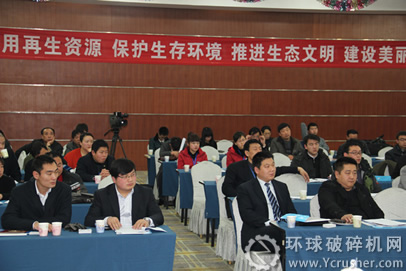 一帆張總（一排右2）、代經(jīng)理(一排左2)、王經(jīng)理（一排左1）參加論壇峰會 