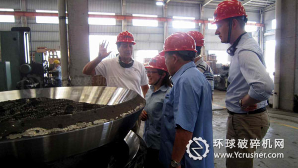 美卓礦機技術服務業(yè)務線總裁一行了解巨鑫破碎機配件生產細節(jié)