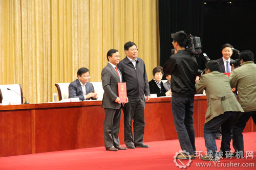 省委常委,合肥市委書記吳存榮親自給包瑋頒發(fā)杰出貢獻(xiàn)獎(jiǎng)