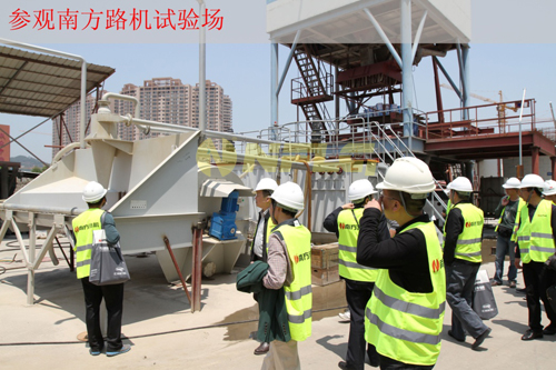參觀南方路機(jī)試驗現(xiàn)場