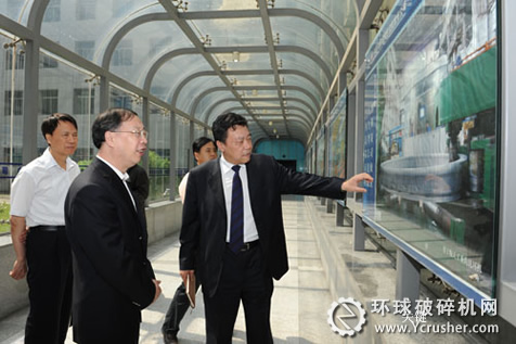 工信部蘇波部長(zhǎng)在謝東鋼董事長(zhǎng)的陪同下參觀研究院