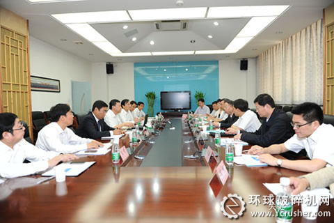 工信部和研究院負(fù)責(zé)人參加匯報(bào)工作