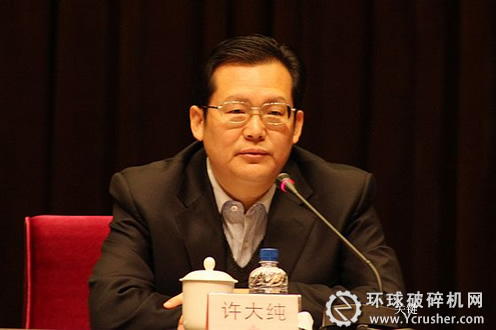 國土資源部礦產(chǎn)資源儲量司副司長許大純主持會議。 