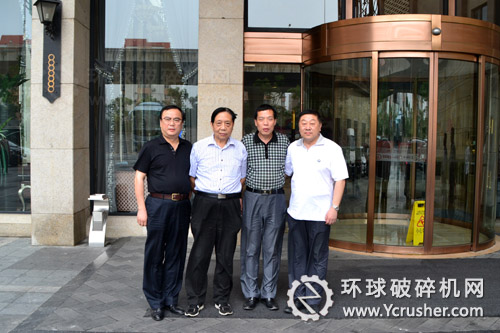 中國鑄造協(xié)會(huì)耐磨鑄件分會(huì)第二屆四次理事會(huì)領(lǐng)導(dǎo)合影