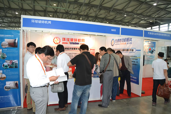 客戶認(rèn)真閱讀環(huán)球破碎機網(wǎng)樣本資料