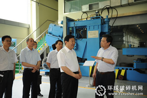 謝東鋼董事長陪同李副省長參觀