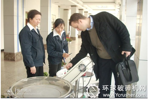 國外客戶到新鄉(xiāng)高服篩分機械有限公司參觀考察