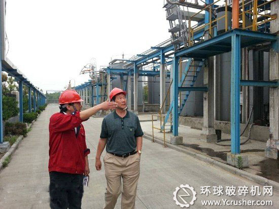 中國(guó)資源綜合利用協(xié)會(huì)信息咨詢部專家宋安寧在相關(guān)人員帶領(lǐng)下實(shí)地參觀了企業(yè)的生產(chǎn)線。