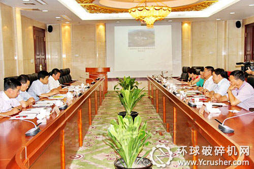 雙方在海螺國際會議中心418會議室進(jìn)行會談交流的現(xiàn)場