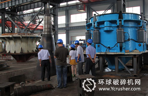 順達(dá)重礦人員及翻譯陪同代表團(tuán)至機加車間、裝配車間、配件倉庫等參觀、考察