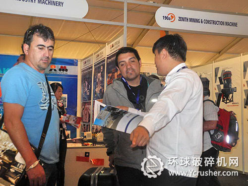 沈陽順達重礦工作人員與客戶介紹產品