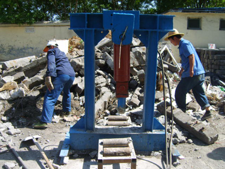 山東能源新礦集團(tuán)翟鎮(zhèn)礦東泰編織廠自制破碎機(jī)