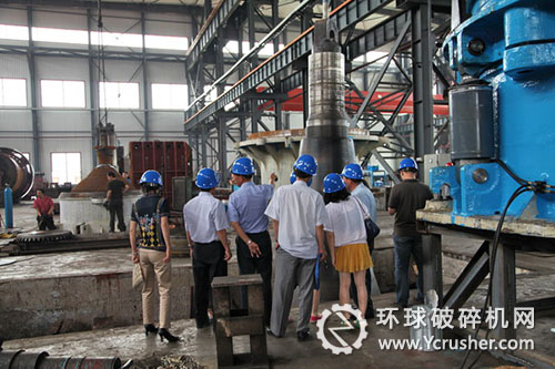 順達(dá)重礦人員及翻譯陪同代表團(tuán)至機加車間、裝配車間、配件倉庫等參觀、考察