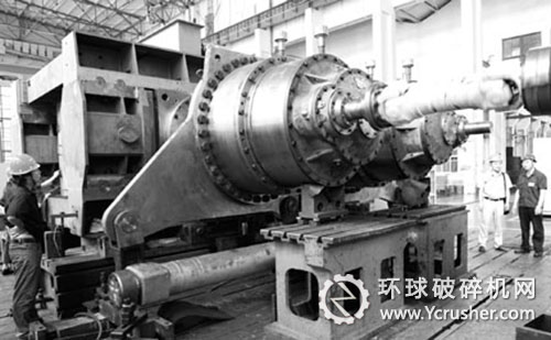 中信重工自主研制的、規(guī)格最大的RP180-140水泥輥壓機試車成功