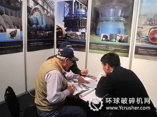 沈陽順達重礦工作人員與客戶交談