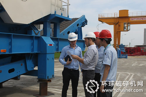 俄羅斯客戶在山美外貿(mào)部長的陪同下檢查采購的兩臺PP系列輪胎移動式破碎站
