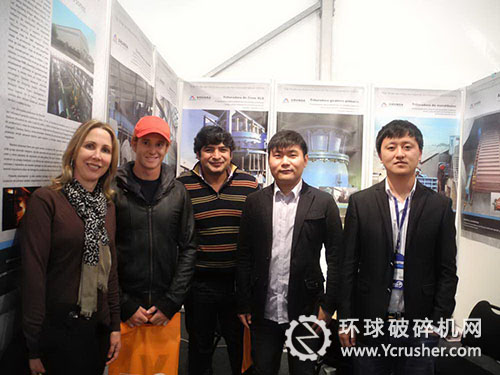 沈陽順達重礦工作人員與參展客戶合影