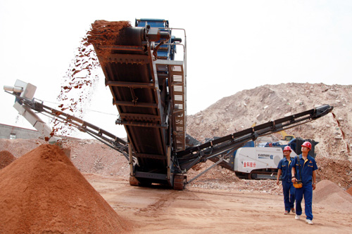 金科建筑清運(yùn)有限公司再生資源生產(chǎn)基地，建筑廢棄物被破碎機(jī)&ldquo;吞吃&ldquo;