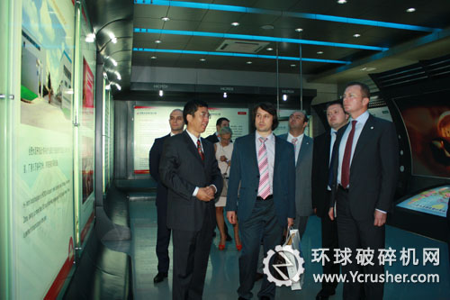 歐洲水泥集團(tuán)總裁M.A. Skorokhod先生(右一)參觀合肥院展廳