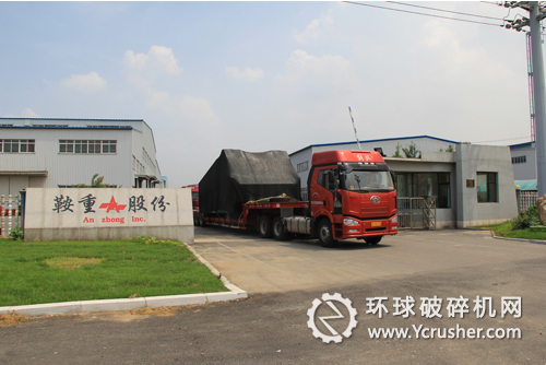 運(yùn)輸產(chǎn)品的車輛緩緩駛出廠區(qū)