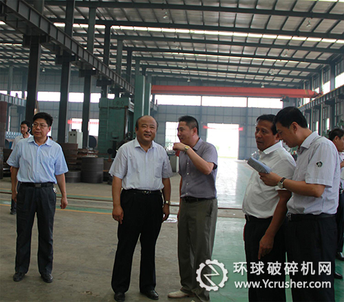 沈總向張書記介紹魯一發(fā)展史