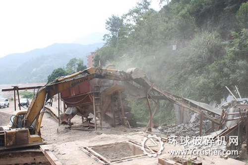 11家非法采砂場進(jìn)行取締現(xiàn)場