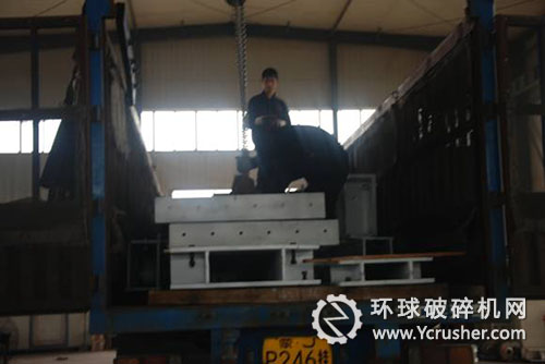國內(nèi)首臺井下最大破碎機裝車現(xiàn)場
