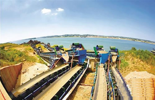  3 個(gè)新建砂石場(chǎng)的建設(shè)任務(wù)接近尾聲，暮云砂石生產(chǎn)線(xiàn)已于近日上砂調(diào)試