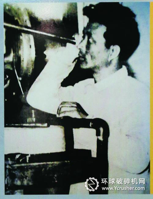 焦裕祿同志在車間檢查機(jī)器運轉(zhuǎn)情況