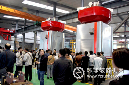 參會(huì)代表駐足圍觀隆基第四代全自動(dòng)磁懸浮精選機(jī)