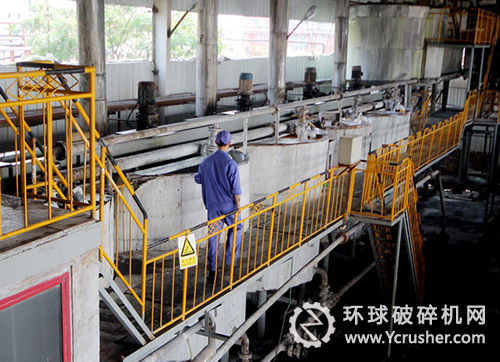 圖為改造后的硫酸鋇車間化合崗位和壓濾崗位一角。